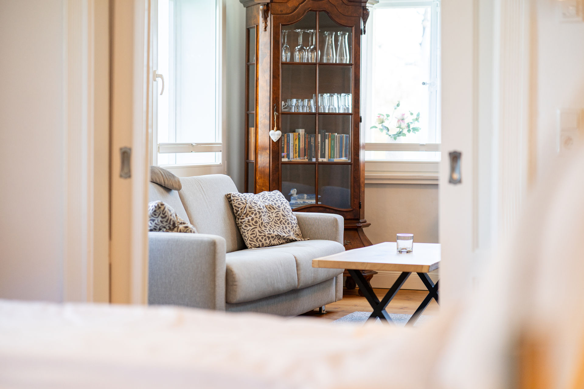 Wohnzimmer von Wohnung 1 tom Brook im Gulfhof Fresena in Norden, empfohlen für Paare