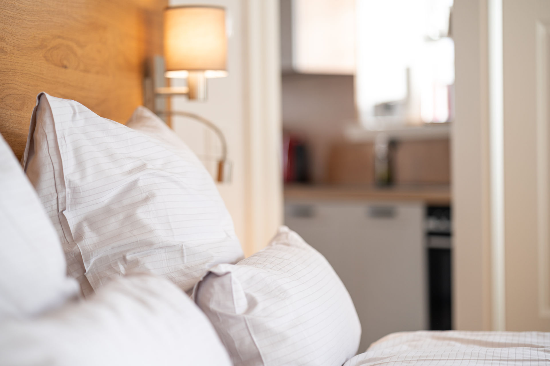 Schlafzimmer mit Blick in die Küche von Wohnung 11 Quade Foelke im Gulfhof Fresena in Norden, empfohlen für Paare