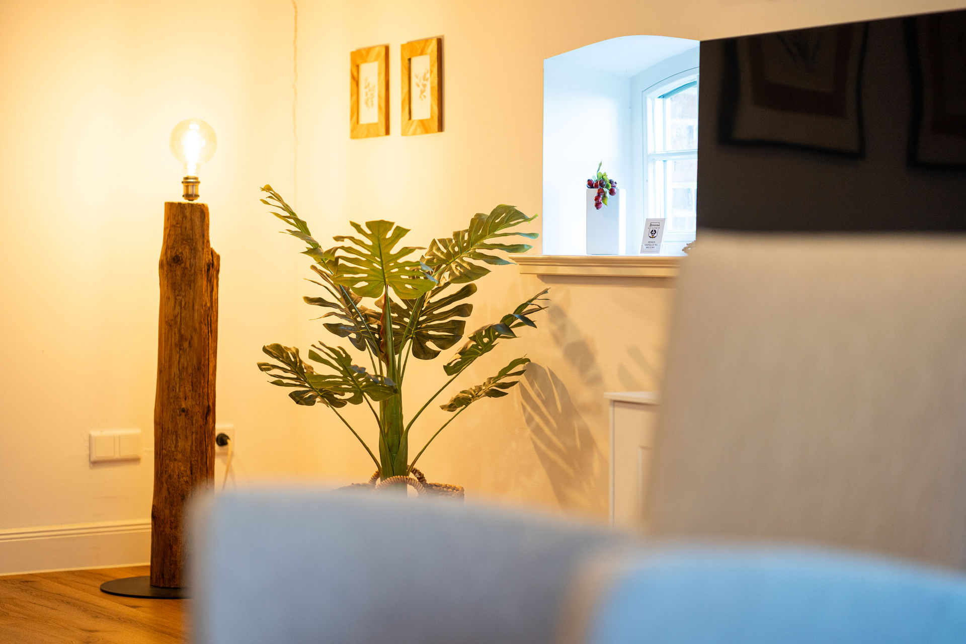 Wohnzimmer mit warmer Stimmung von Wohnung 12 Radbod im Gulfhof Fresena in Norden, empfohlen für Paare