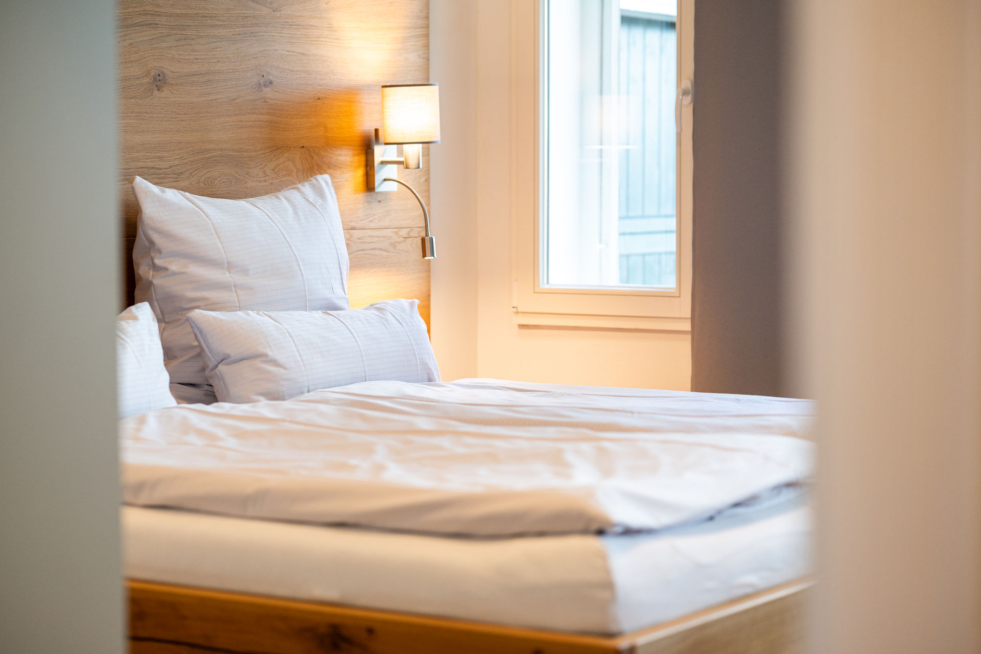Schlafzimmer mit bequemen Bett von Wohnung 4 Juliane im Gulfhof Fresena in Norden, empfohlen für Paare