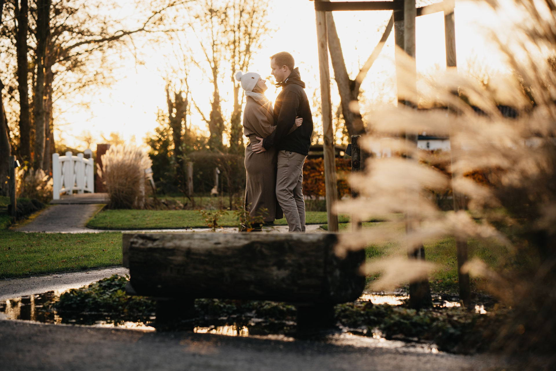 Junges Paar bei Sonnenuntergang im Garten vom Gulfhof Fresena in Norden, Ostfriesland